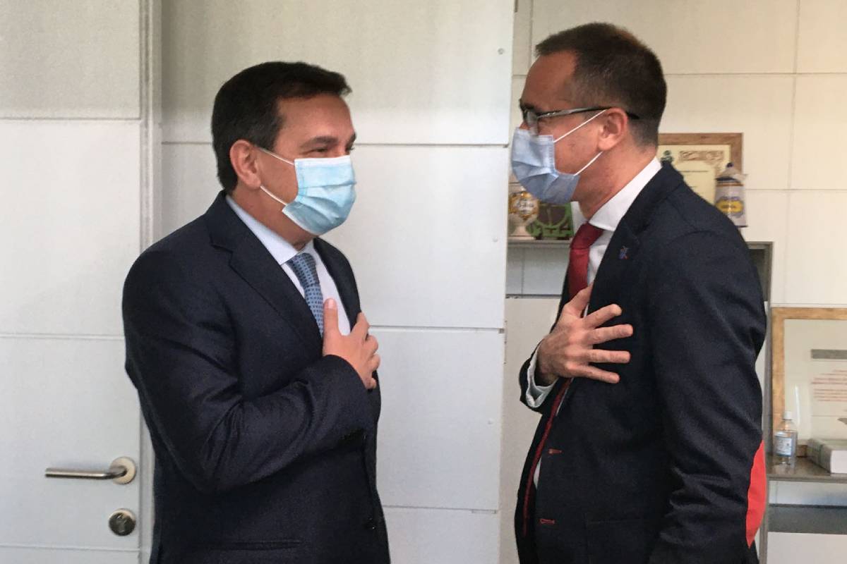 Luis AntuÃ±a, presidente del Colegio de MÃ©dicos de Asturias, y Pablo FernÃ¡ndez, consejero de Salud, en su primer encuentro, tras la elecciÃ³n de AntuÃ±a, a principios del aÃ±o pasado.